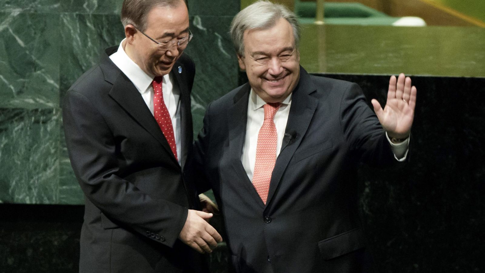 Foto: António Guterres estrecha la mano del secretario general saliente, Ban Ki-moon, tras jurar el cargo (Reuters)