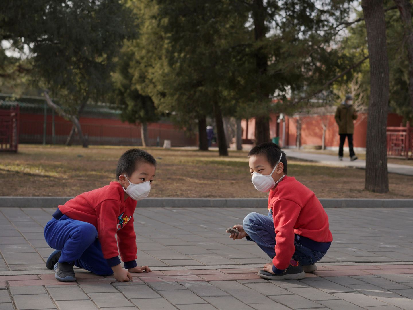 Niños con mascarillas en un parque en Pekín. (Reuters)