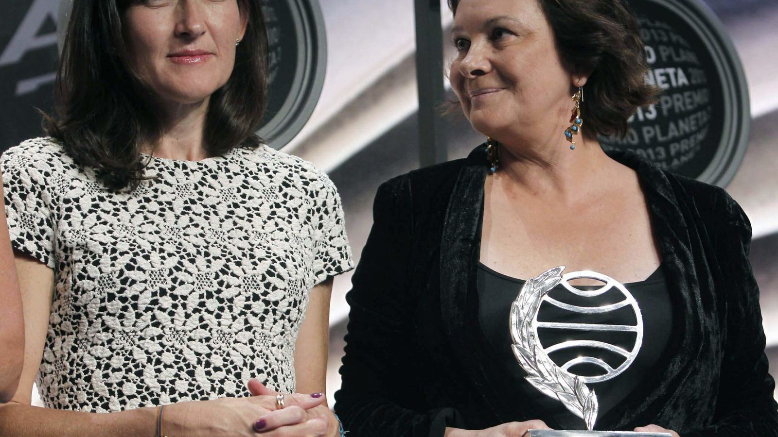 Foto: Clara Sánchez y Ángeles González Sinde, ganadoras del Planeta en 2013 (EFE)
