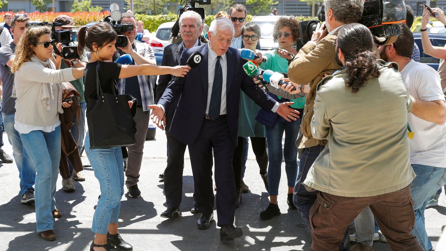 Josep Borrell, a su llegada al hospital donde permanece Alfredo Pérez Rubalcaba, este viernes. (EFE)