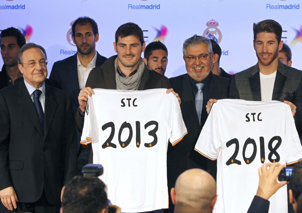 Foto: Florentino junto al presidente de STC y varios jugadores madridistas (Efe).