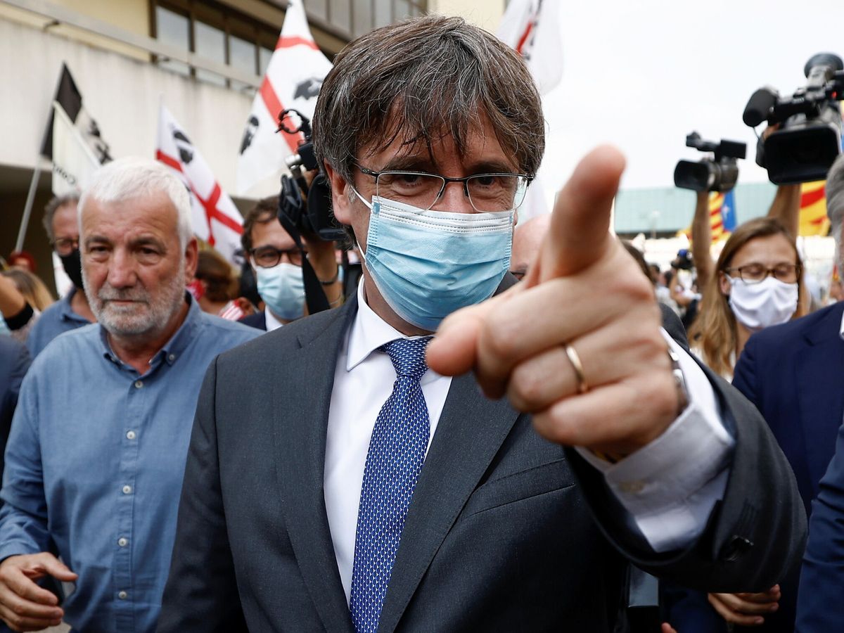 Foto: Puigdemont a su salida del juzgado, en Cerdeña, tras la vista de su extradición. (Reuters)