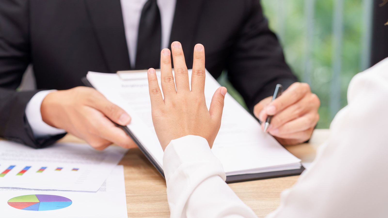 Multan a una empresa con 8.000 euros por sobrecarga laboral a sus empleados y un abogado advierte: "Se lo dan todo a uno o unos pocos"
