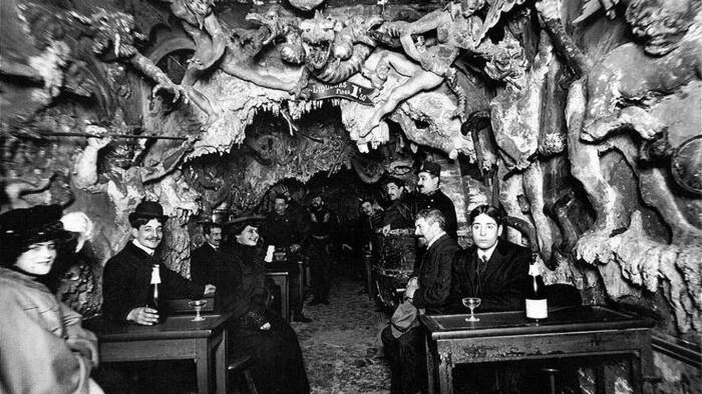 Clientes en le interior del Cabaret de l'Enfern. Fuente: Wikipedia