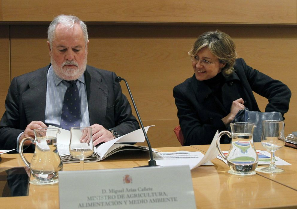 Foto: El ministro de Medio Ambiente, Arias Cañete, junto a la secretaria general de Agricultura, Isabel García Tejerina. (EFE)