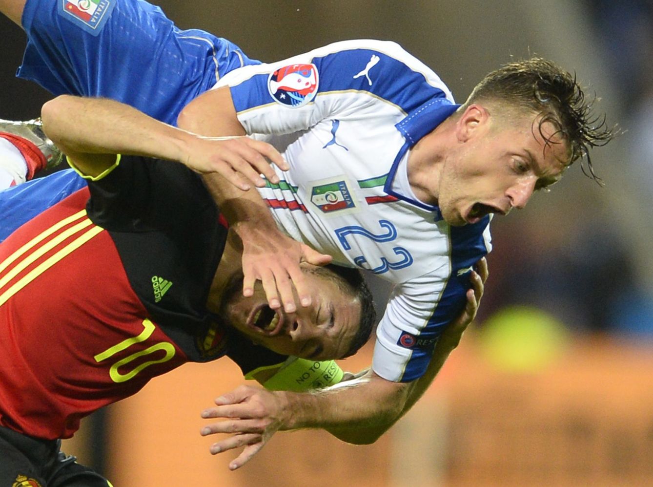 Giaccherini marca a Eden Hazard durante el Italia-Bélgica. (EFE)