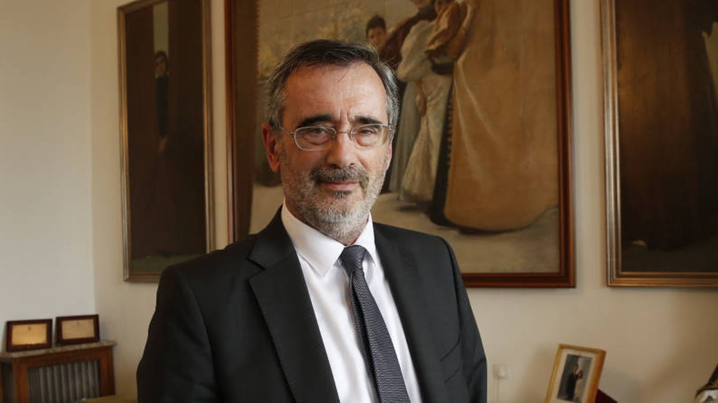 El socialista Manuel Cruz, tras la entrevista, en el despacho del presidente del Círculo de Bellas Artes de Madrid. (Inma Mesa | PSOE)