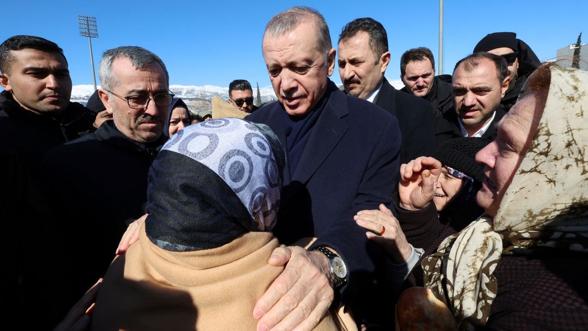 La batalla política del terremoto: Erdogan promete 500€ a cada familia afectada