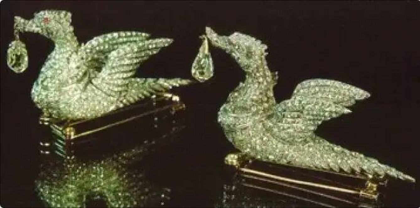  Los broches de cisne de Fabergé. (Thai Royal Office)
