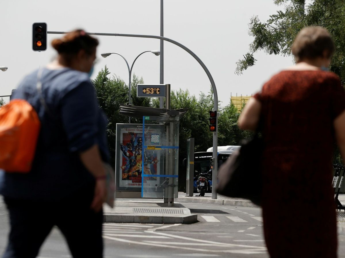Foto: Un termómetro marca 53 grados en una calle de Madrid. (EFE/Emilio Naranjo)