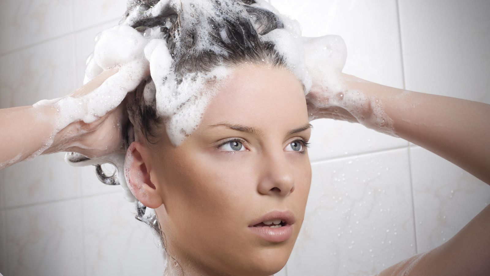 Можно ли мыть голову 7. Девушка наносит маску на волосы. Девушка моет волосы. Шампунь для волос женщины Эстетика. После мытья шевелюры.