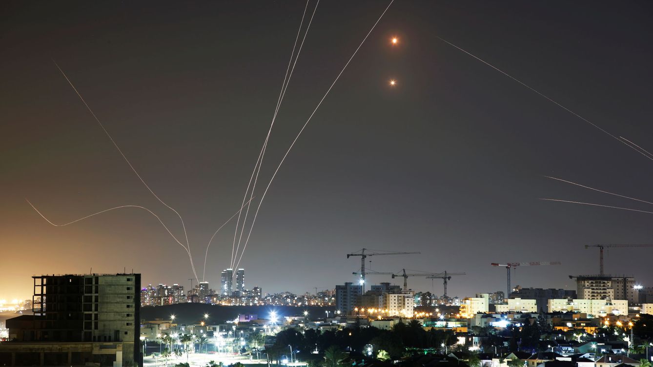 Foto: El sistema de antimisiles israelí, Cúpula de Hierro, intercepta múltiples cohetes lanzados desde la Franja de Gaza. (Reuters)