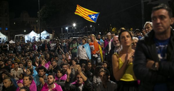 Foto: Cientos de personas se congregaron la noche del domingo en la plaza de Cataluña. (EFE)