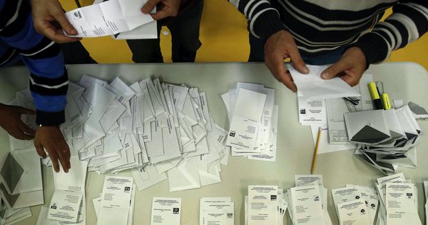 Foto: Recuento de votos de una mesa electoral durante las elecciones del 26 de junio de 2016. (EFE)