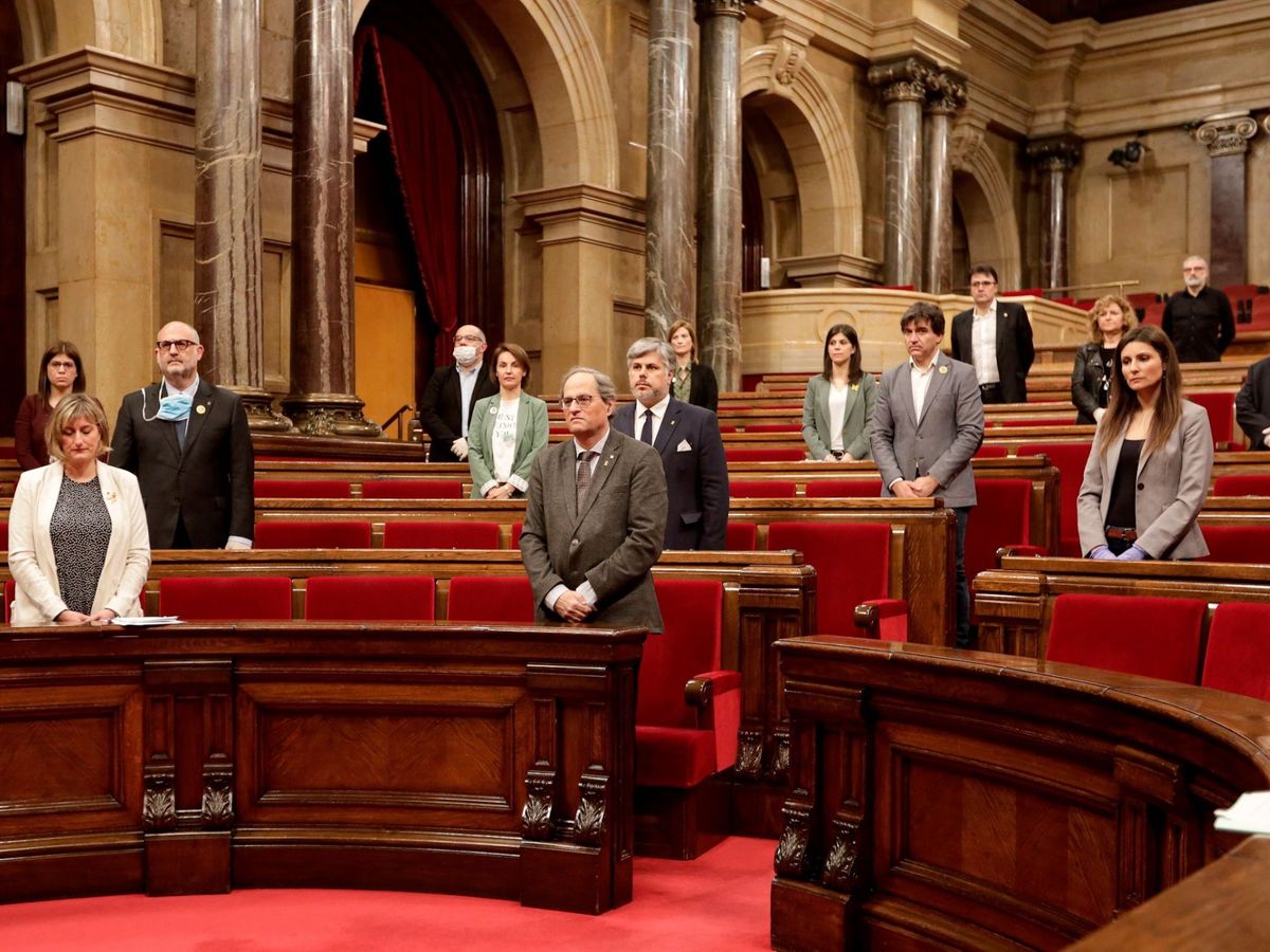 Foto: El presidente de la Generalitat, Quim Torra (c), junto al restos de diputados, guarda un minuto de silencio por los fallecidos en la epidemia de coronavirus. (EFE)