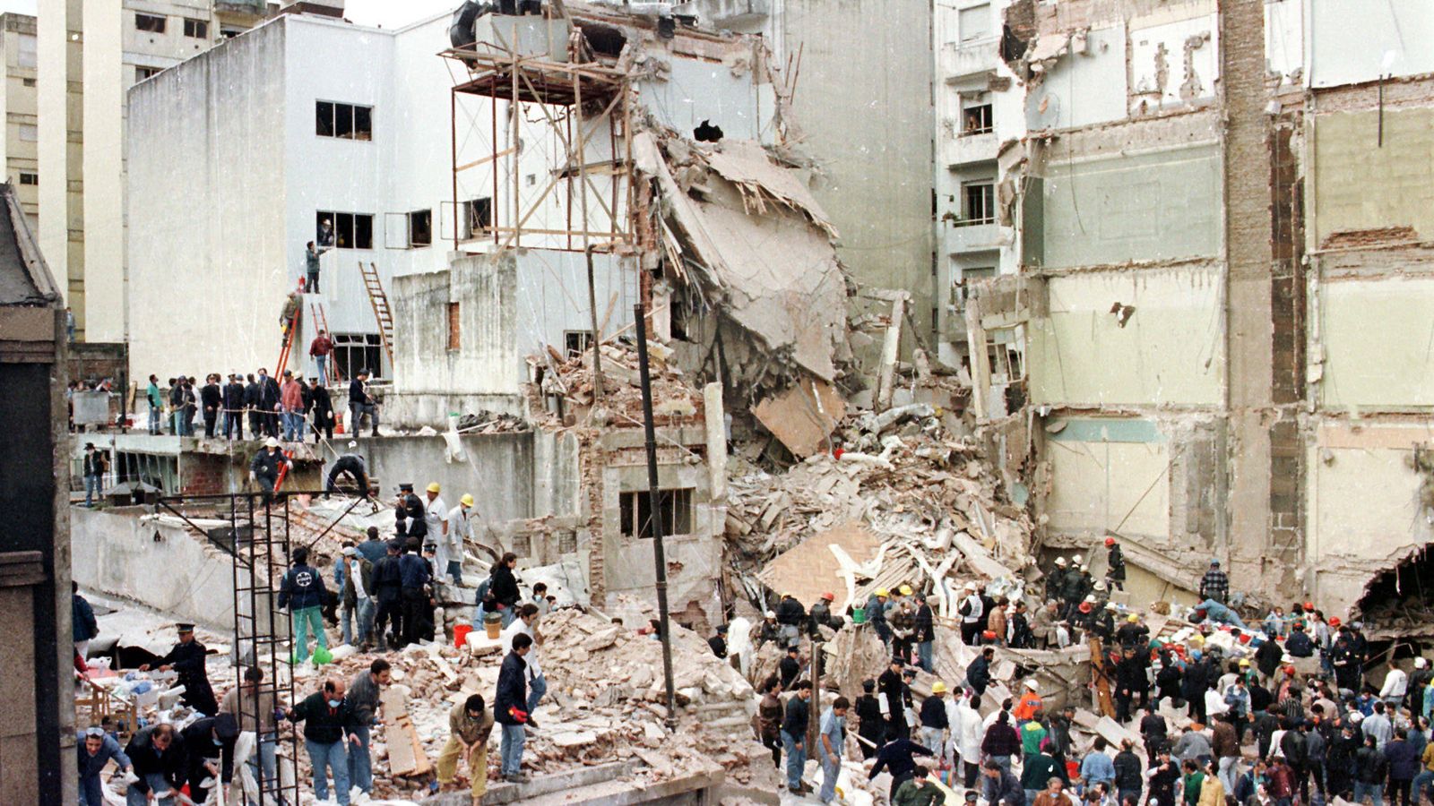 Foto: Edificio de la AMIA tras el atentado, en julio de 1994. (Reuters)