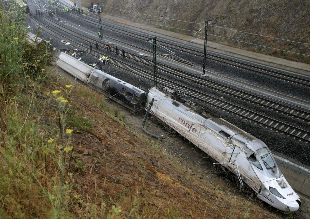 Foto: Imagen del tren descarrilado cerca de Santiago (EFE)
