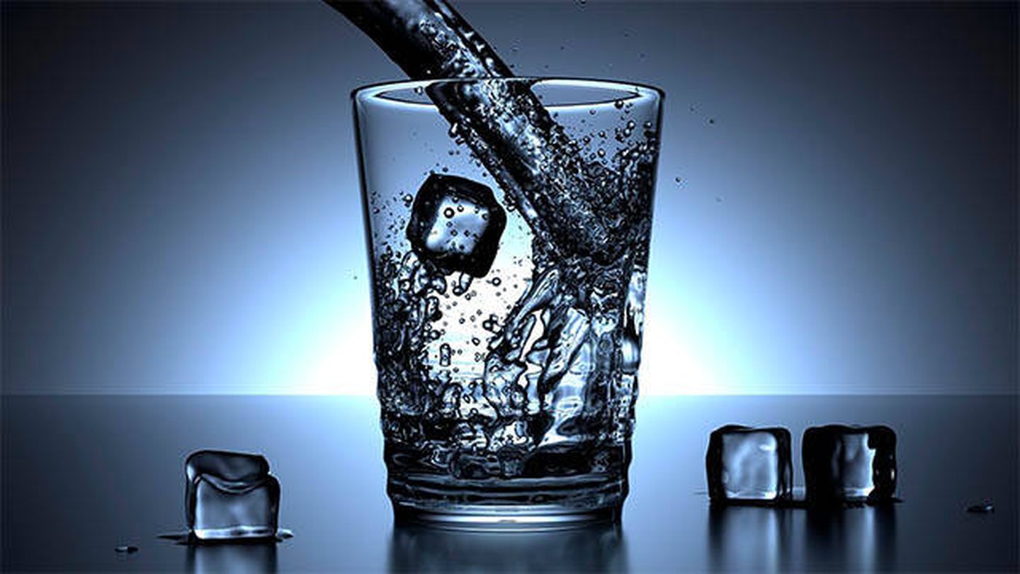 Beber un vaso de agua fría al levantarse ayuda a regular el metabolismo (Pixabay)