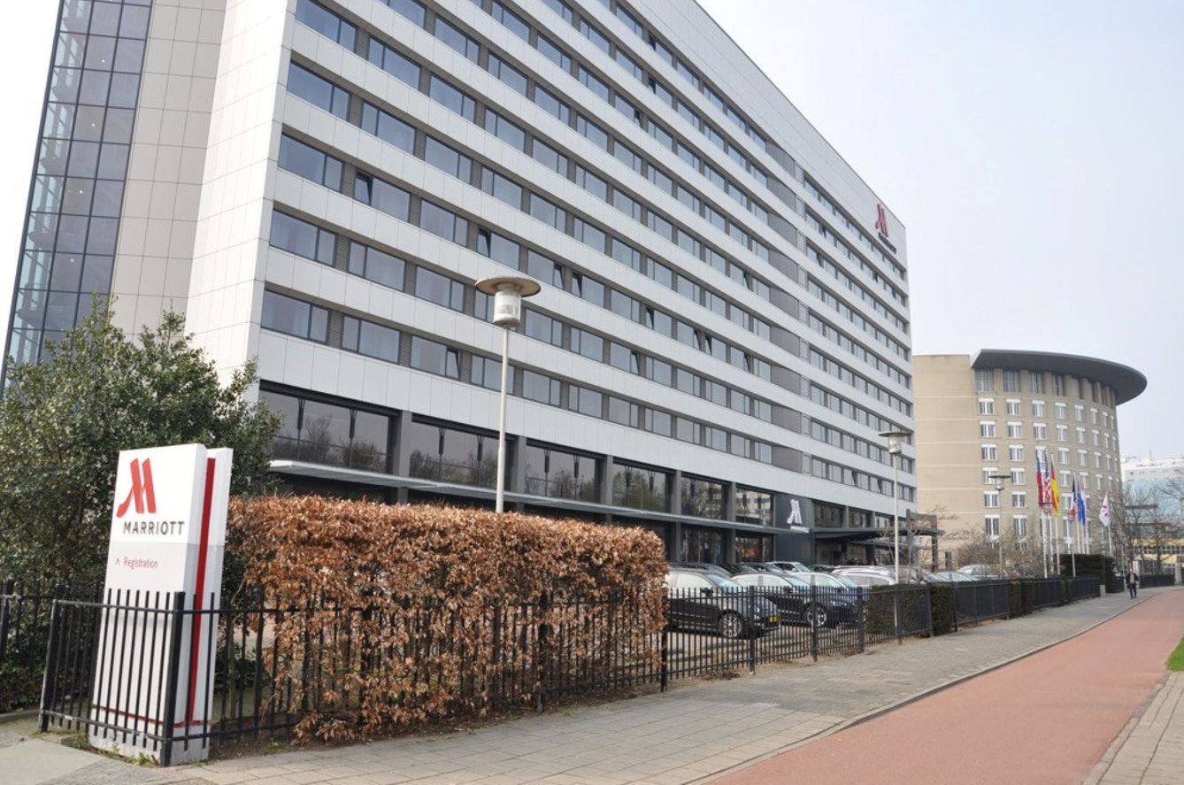 El hotel Marriott de La Haya, situado junto a la sede de la OPAQ, al fondo. (Reuters)