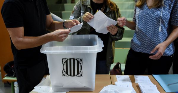 Foto: Recuento de papeletas en un colegio electoral en Barcelona, el pasado 1 de octubre. (Reuters)