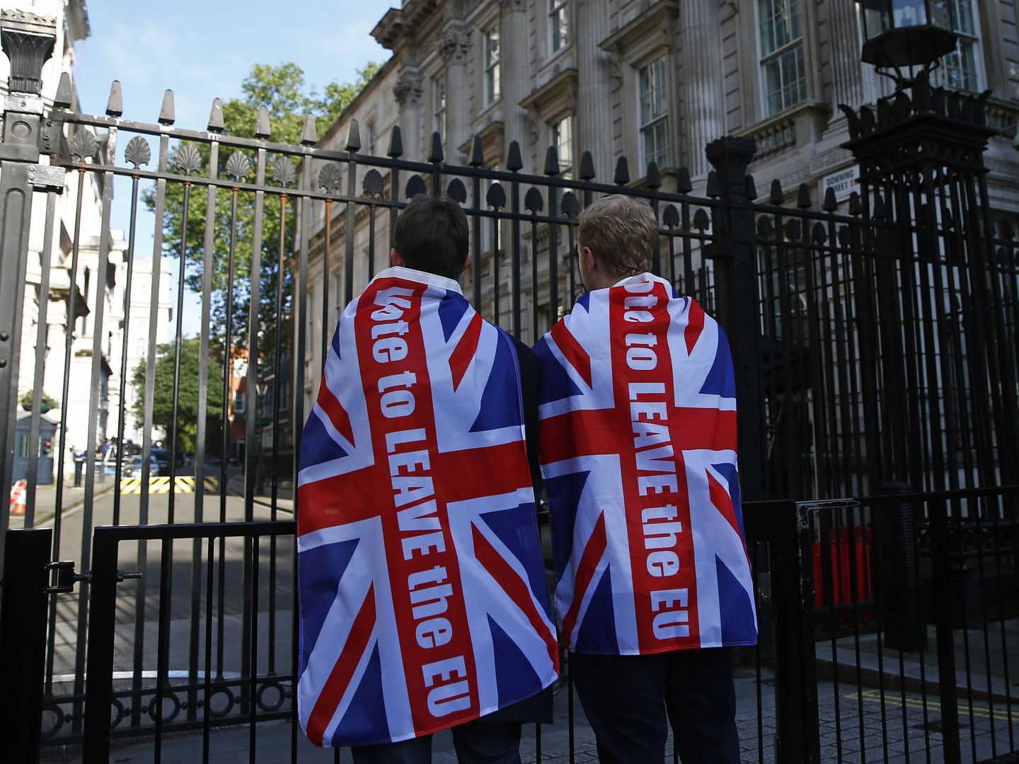 Votantes a favor del Brexit con banderas de Reino Unido a las puertas de Downing Street tras conocerse los resultados del referéndum. (Reuters)
