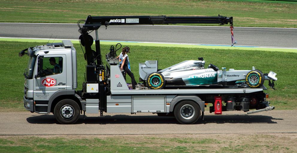 La grúa retira el Mercedes de Lewis Hamilton. (Reuters)