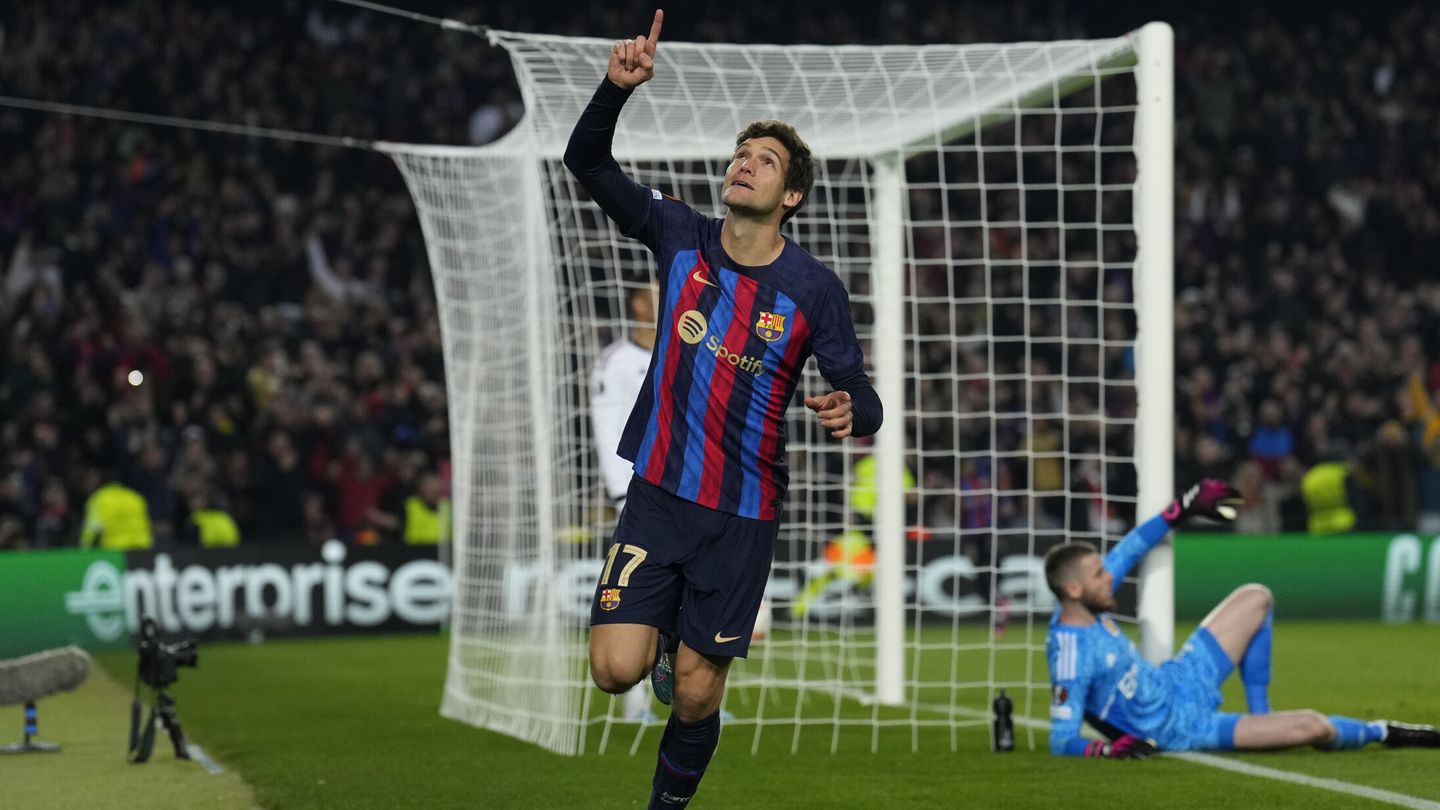 Marcos Alonso celebra el 1-0 en el Barcelona - Manchester United. (EFE/Alejandro Garcia).