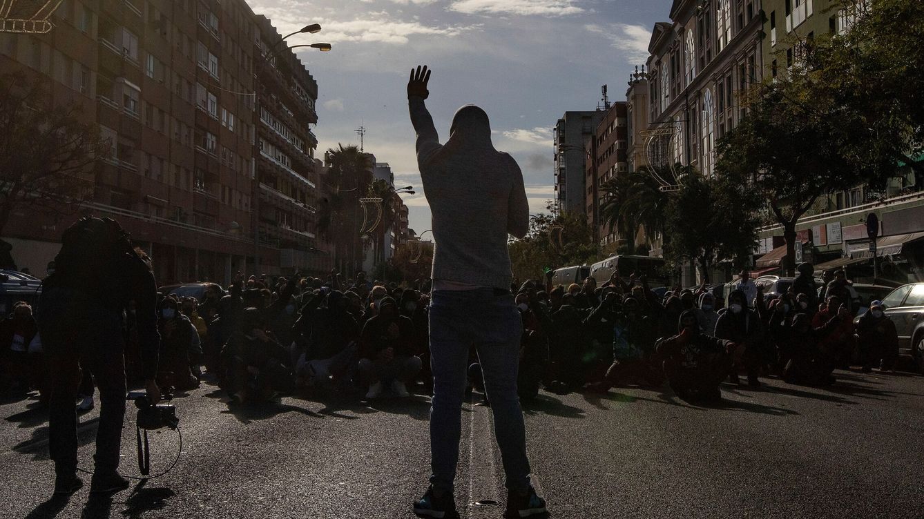 Foto: Imagen de una manifestación durante la huelga de Cádiz. (Román Ríos/EFE)