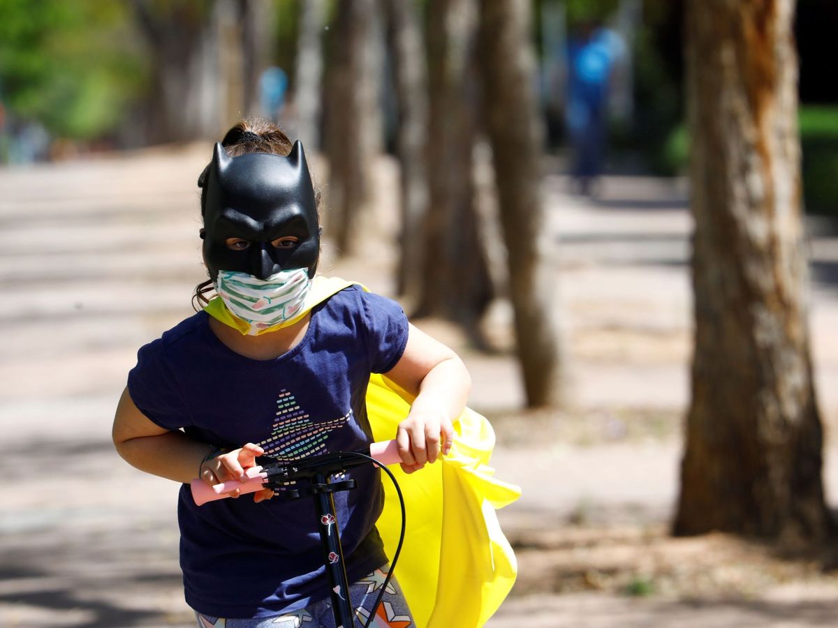 Foto: Un niña con mascarilla y careta de Batman. (EFE)