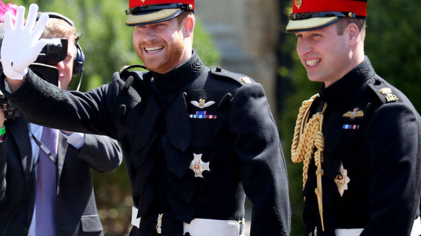 El príncipe Harry, llegando a la capilla de Windsor con su hermano Guillermo. (Getty)