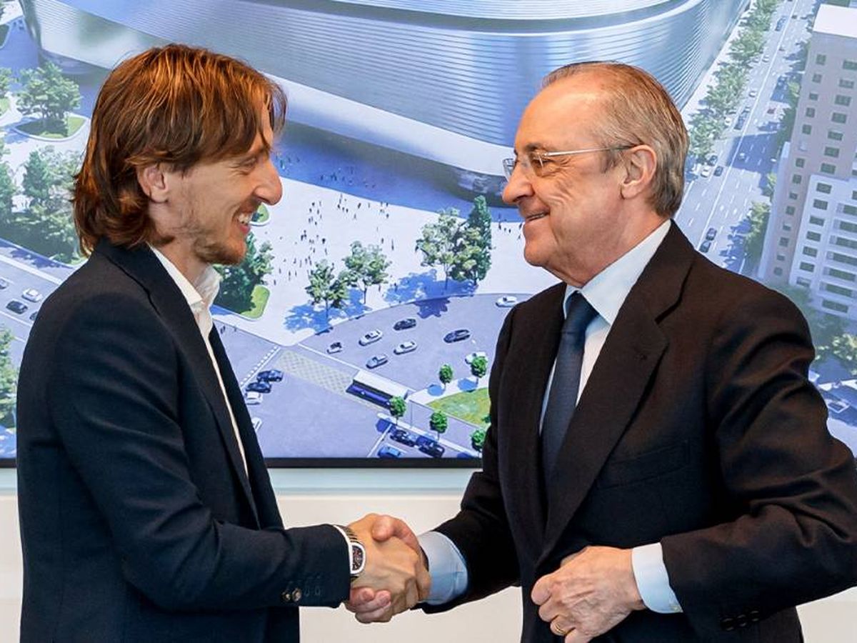 Foto: Modric estrecha la mano de Florentino tras la renovación. (@realmadrid)