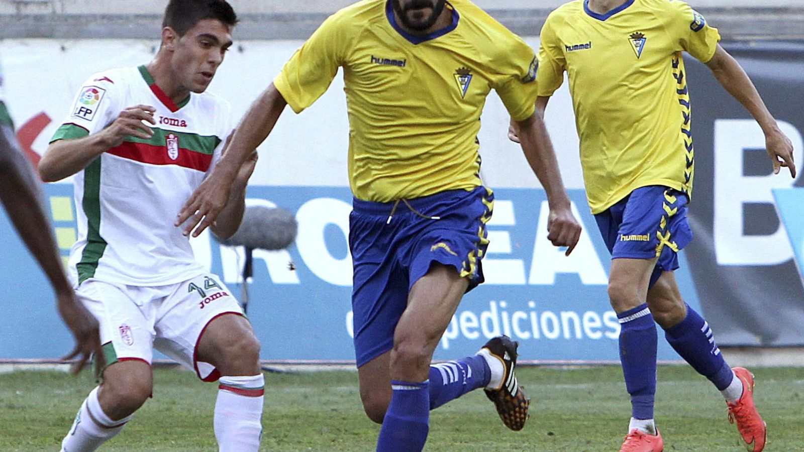 Foto: Dani Güiza, en acción durante un partido con el Cádiz (EFE)