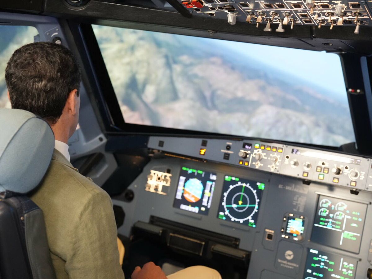 Foto: El presidente de la Junta, Juanma Moreno, en un simulador de avión en Aerodynamics Academy esta semana.