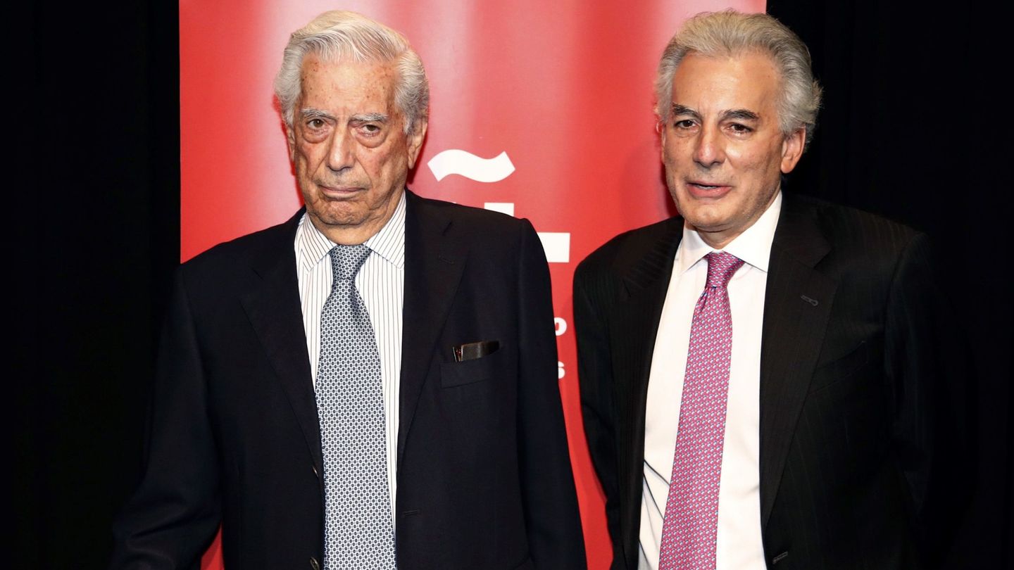 Mario Vargas Llosa y su hijo Álvaro, durante un acto. (EFE)