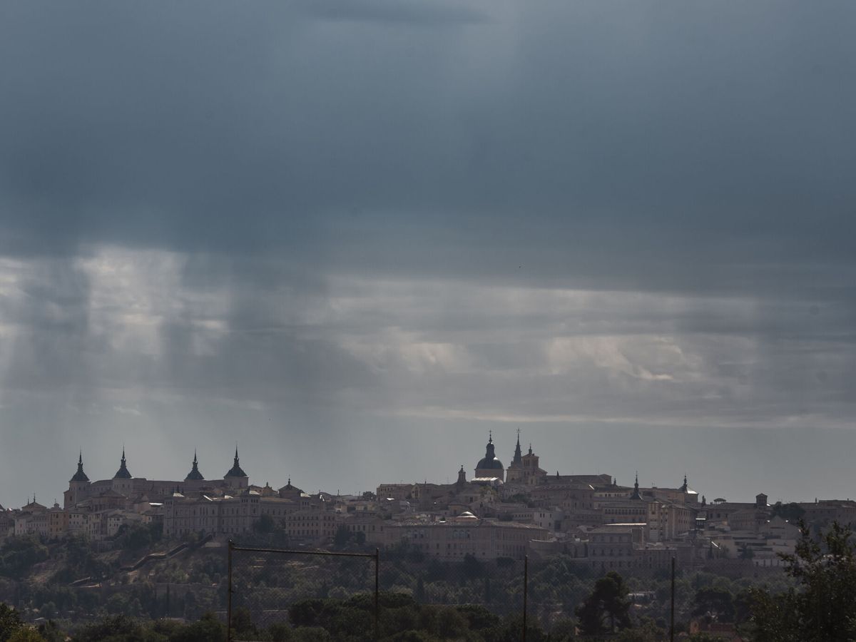 Foto: Una tormenta se forma sobre el casco histórico de Toledo. (EFE/Ismael Herrero)