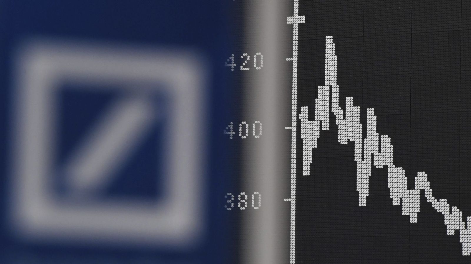 Foto: Imagen del logotipo de Deutsche Bank junto a un gráfico en la bolsa de Fráncfort. (EFE)