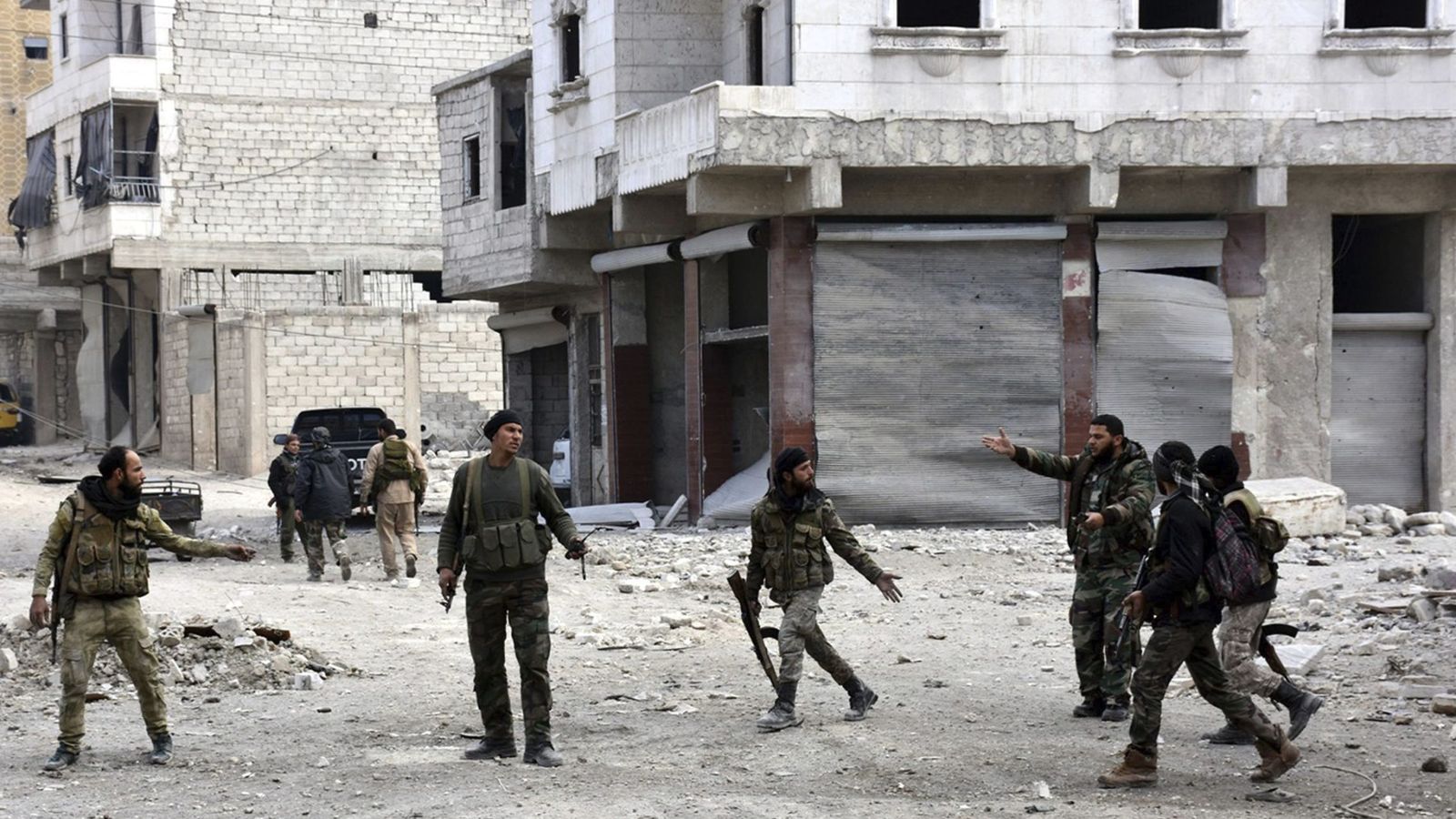 Foto: Soldados sirios que patrullan un barrio de Alepo (Siria)