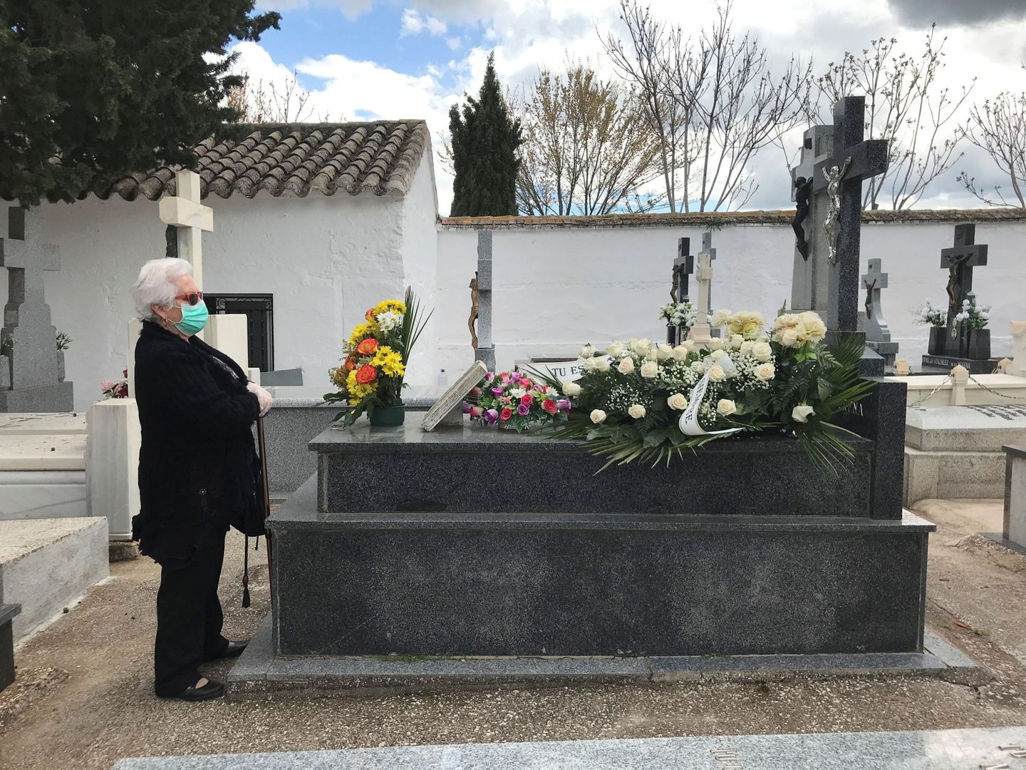 Una mujer visita la tumba de un ser querido en el cementerio de Aldea del Rey, Ciudad Real. (EFE)