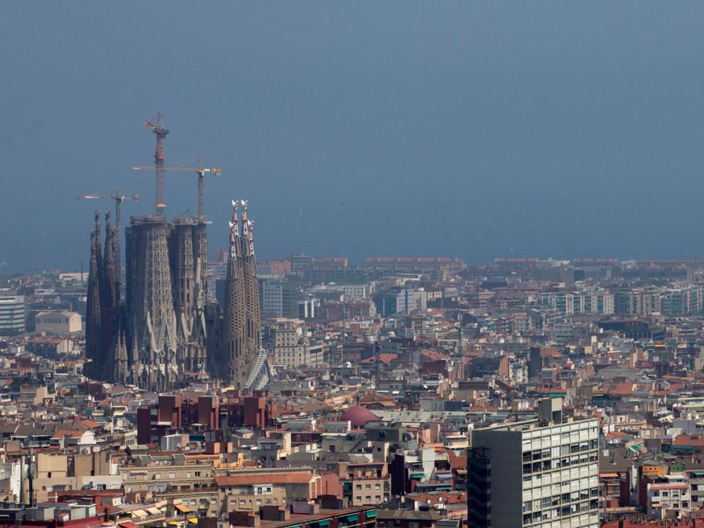 Foto: Vista general de la ciudad de Barcelona, con la Sagrada Familia a la izquierda. (EFE)