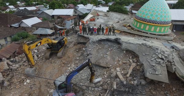 Foto: Los servicios de rescate buscan gente entre los escombros. (Reuters)
