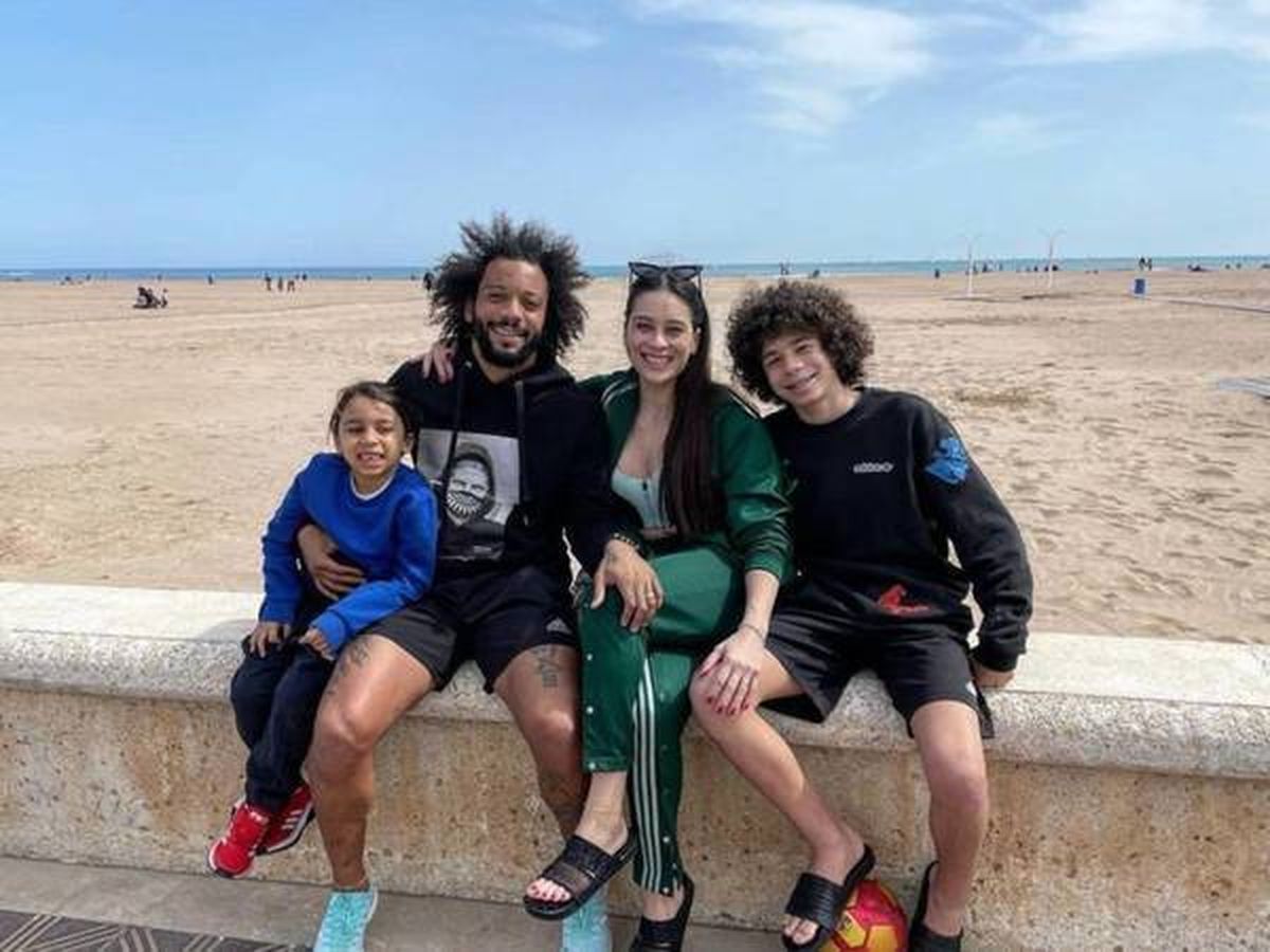 Foto: Marcelo, junto a su familia en la playa de la Malvarrosa.