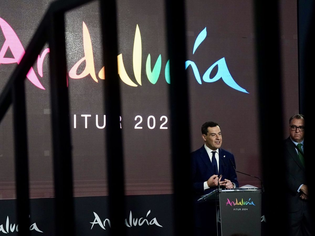 Foto: El presidente de la Junta de Andalucía, Juanma Moreno, en su visita a Fitur. (Europa Press/Álex Zea)