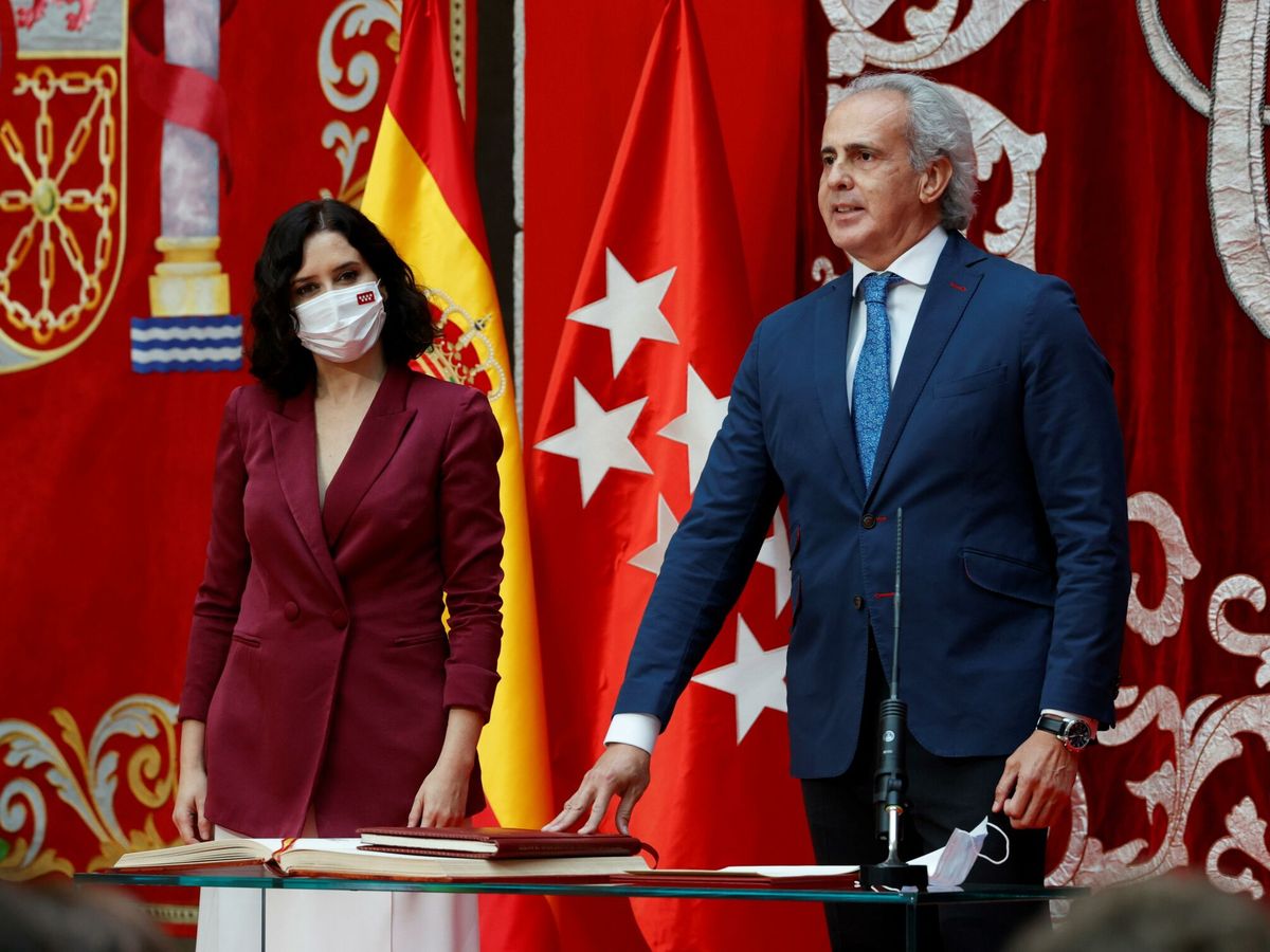 Foto: El consejero de Sanidad, Enrique Ruiz Escudero (d), jura su cargo junto a la presidenta de la Comunidad de Madrid, Isabel Díaz Ayuso. (EFE/J. J. Guillén)