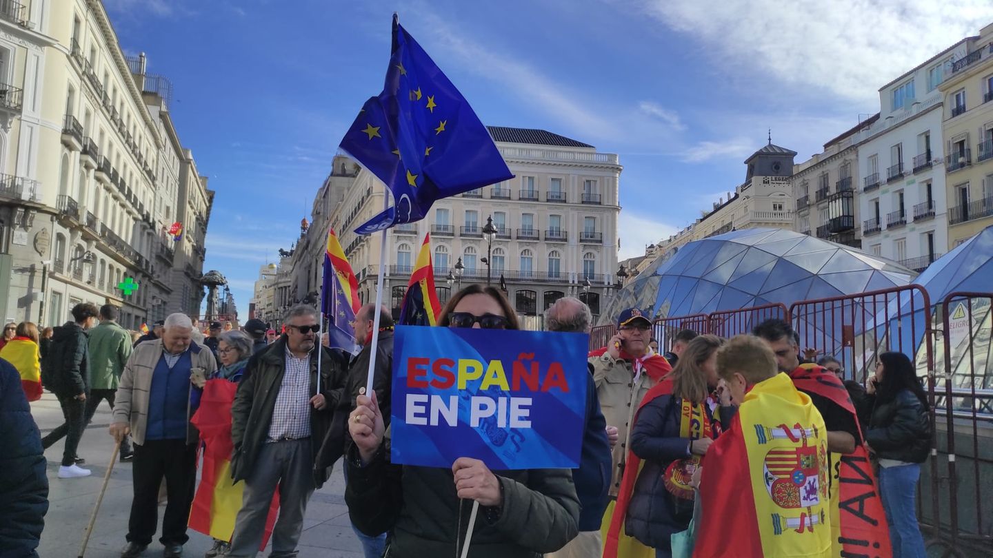 Manifestantes contra la amnistía en la Puerta del Sol. (Lourdes Barragán)