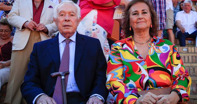 Curro Romero, junto a su esposa, Carmen Tello, momentos antes del inicio de la decimocuarta corrida de abono de la Feria de Abril. (EFE/Julio Muñoz)
