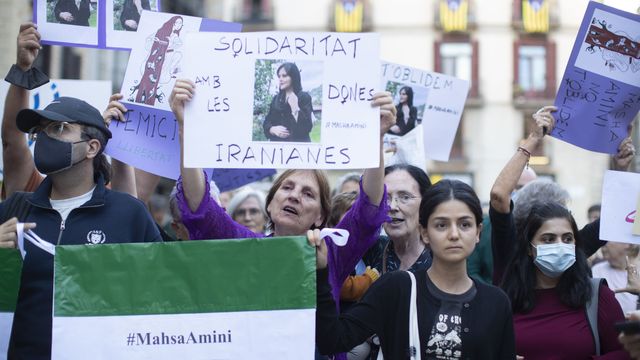Manifestantes protestan tras la muerte de Mahsa Amini en Barcelona. (EFE/Marta Pérez)
