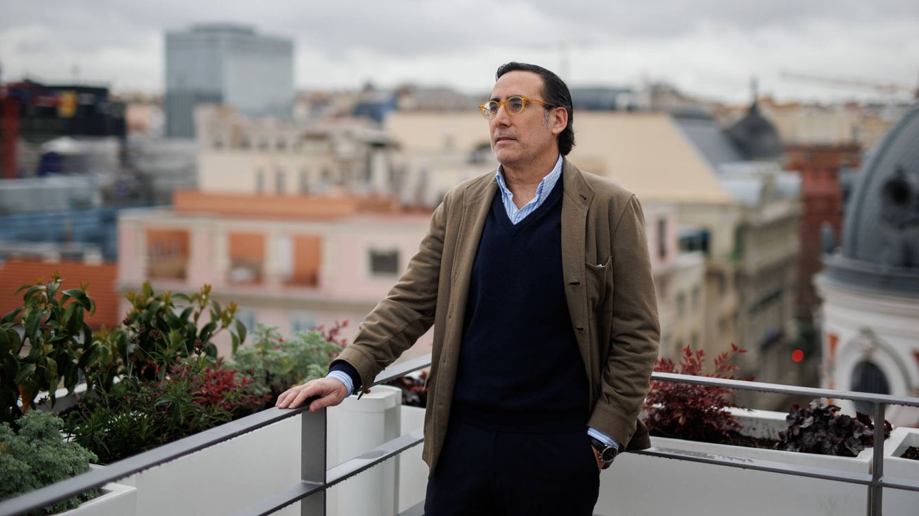 Foto: El socio director de Simmons & Simmons, Eduardo Peñacoba, en la terraza de su oficina en Madrid. (A. M. V.)