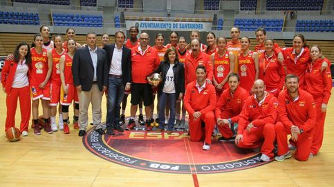 Sáenz de Santamaría visita a la selección femenina de baloncesto en Santander