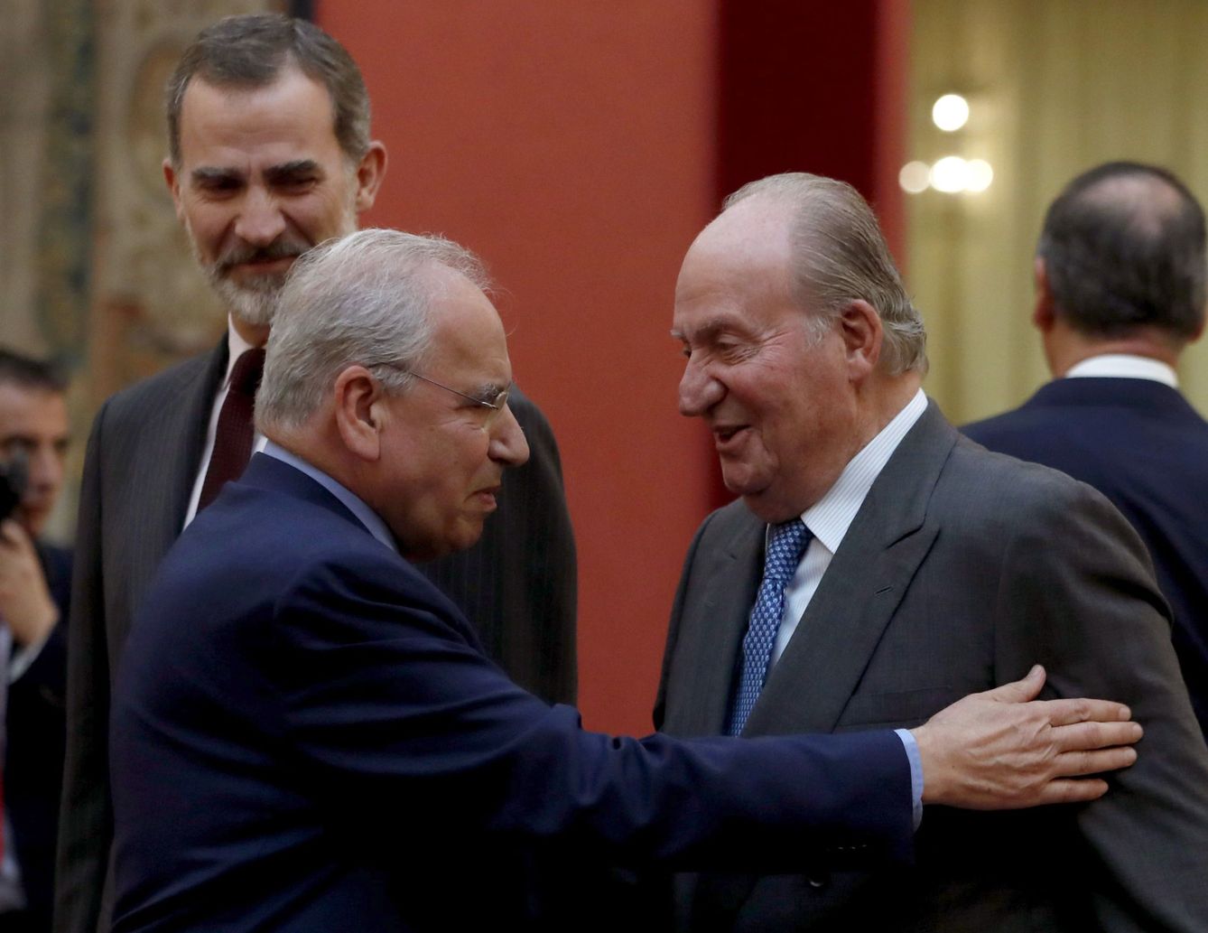 Alfonso Guerra saluda al rey Juan Carlos en presencia del rey Felipe. (EFE)