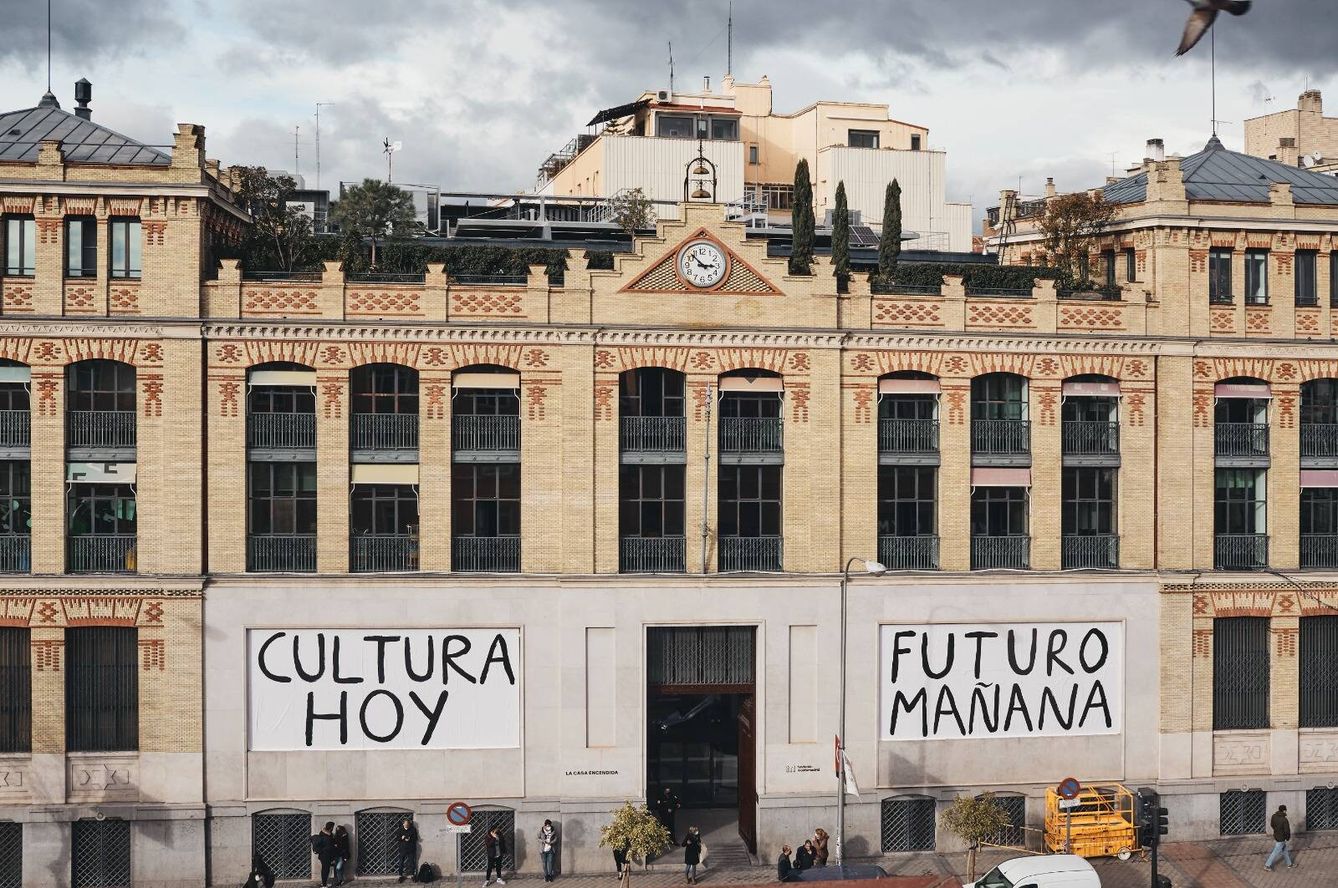 La fachada del edificio con una intervención artística de Monstruo Espagueti. (Cedida)